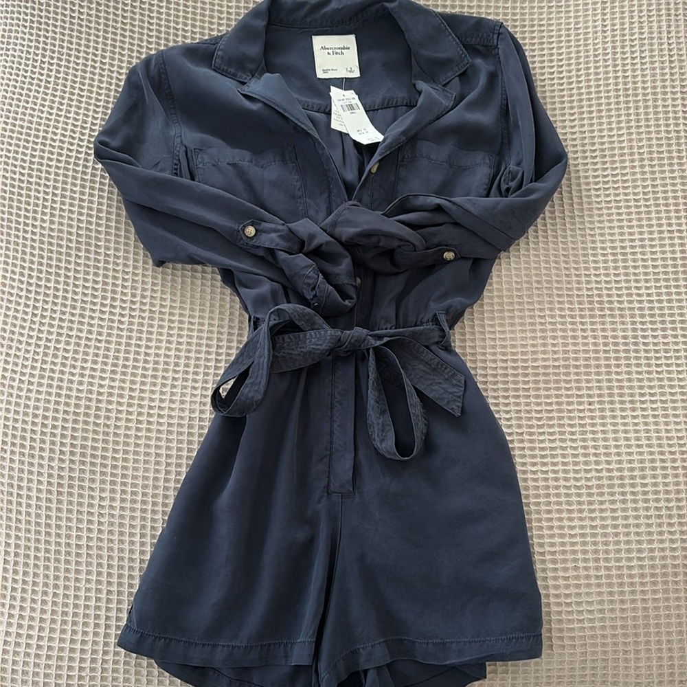 NWT Abercrombie shorts romper! Size small